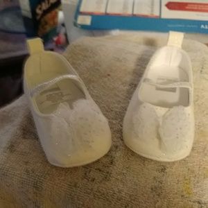 Cartersize 0-3white dress shoes